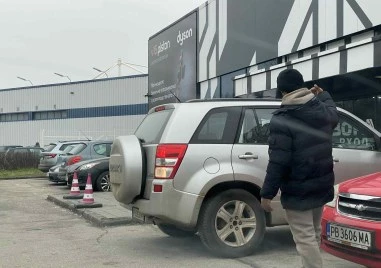„Ще ти пазя колата“! Години тормоз на паркинга на голям търговски компекс в Пловдив