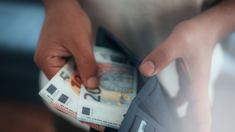 КЗП: От неделя спираме да плащаме в лева, само в евро