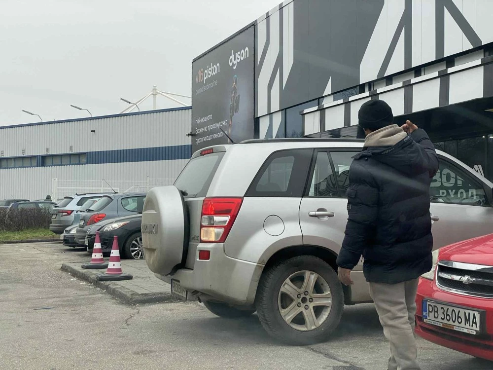 „Ще ти пазя колата“! Години тормоз на паркинга на голям търговски компекс в Пловдив