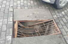 Опасна шахта  застрашава шофьори и пешеходци на бул. „Руски“