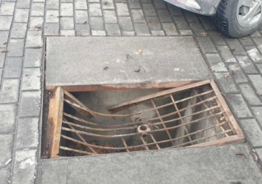 Опасна шахта  застрашава шофьори и пешеходци на бул. „Руски“