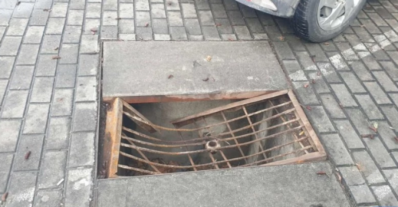 Опасна шахта  застрашава шофьори и пешеходци на бул. „Руски“