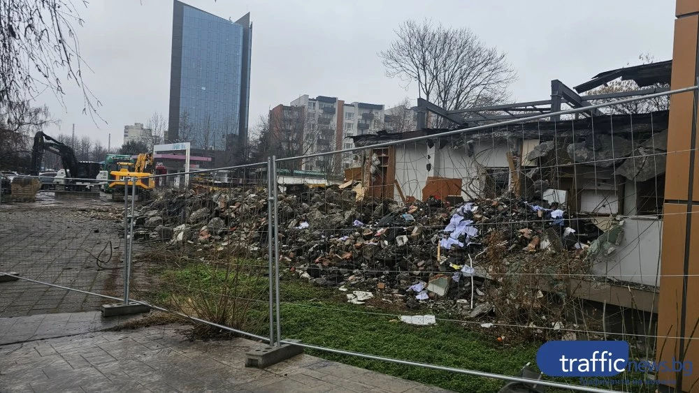 Багери и фадроми започнаха бутането на автогара “Север“