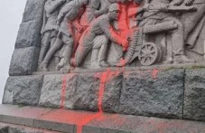 „Альоша“ осъмна с червена боя в Деня на почит към жертвите на комунистическия режим