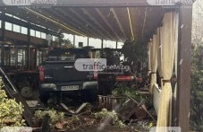 Шофьорът, който се вряза в заведение в Тракия, загубил контрол над джипа
