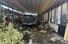 Тежка катастрофа в Тракия – джип се вряза в заведение, на място има патрулки и линейки