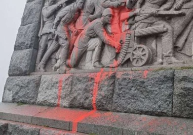 „Альоша“ осъмна с червена боя в Деня на почит към жертвите на комунистическия режим