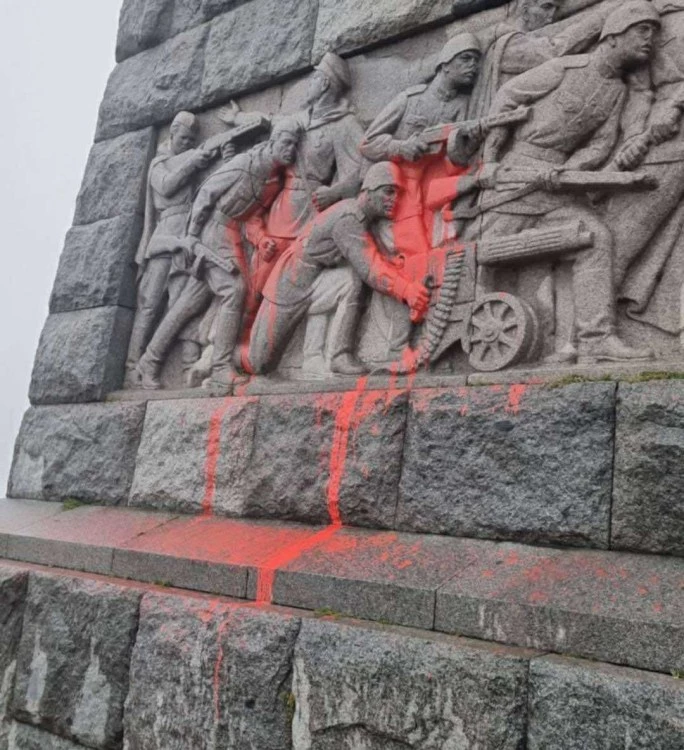 „Альоша“ осъмна с червена боя в Деня на почит към жертвите на комунистическия режим