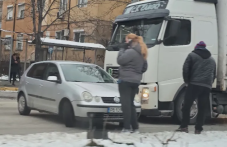 Камион закачи и влачи автомобил по булевард в Пловдив