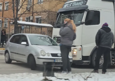 Камион закачи и влачи автомобил по булевард в Пловдив