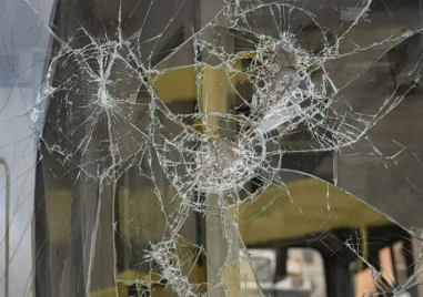 Счупиха със снежни топки стъкло на автобус в Пловдив