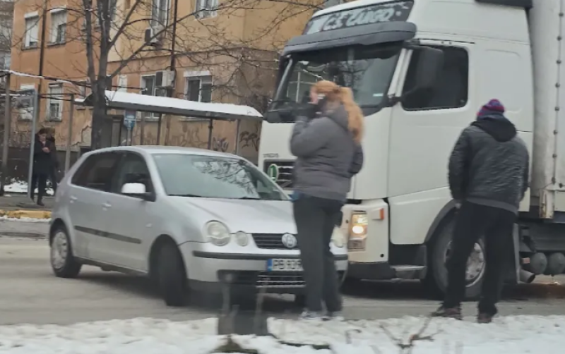 Камион закачи и влачи автомобил по булевард в Пловдив