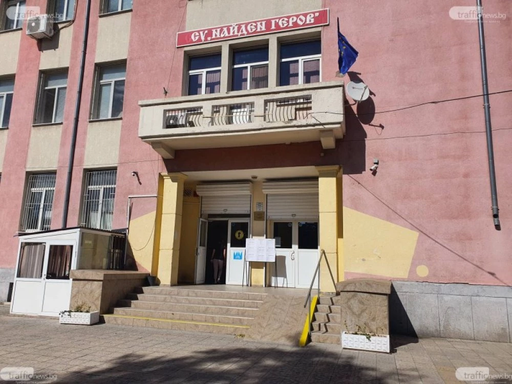 Съдът поряза уволнения директор на пловдивско училище, след като писаха оценки на починала ученичка