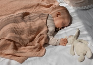 За родители: Четенето на глас на бебето е много важно