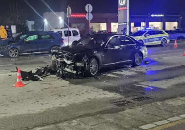 Ауди и Мерцедес се удариха, един от шофьорите е в болница