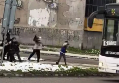 Масови атаки със снежни топки по рейсовете в Пловдив