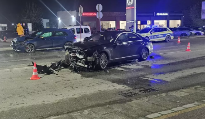 Ауди и Мерцедес се удариха, един от шофьорите е в болница