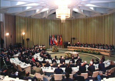 На този ден: Подписан е договорът, с който се създава Европейският съюз