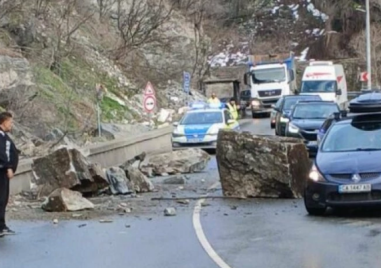 Срутили се скали затвориха път в Родопите
