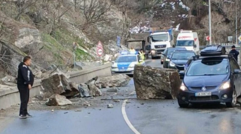 Срутили се скали затвориха път в Родопите