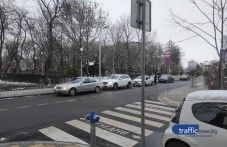 Казусът на ул. „Славянска“ се задълбочава: Родители настояват за достъп до паркинга, от детската градина отказват