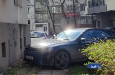 Мерцедес „окупира“ пешеходен подход в „Западен“, майки с колички и хора с увреждания без изход