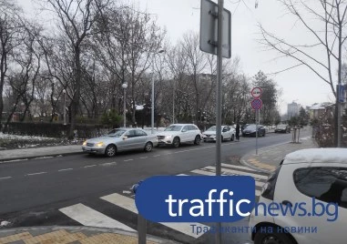 Казусът на ул. „Славянска“ се задълбочава: Родители настояват за достъп до паркинга, от детската градина отказват