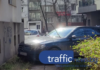 Мерцедес „окупира“ пешеходен подход в „Западен“, майки с колички и хора с увреждания без изход