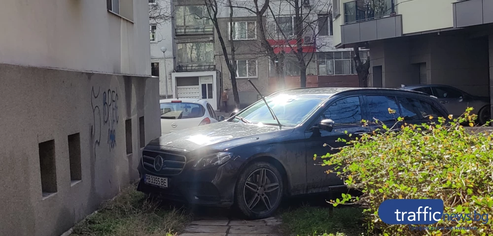 Мерцедес „окупира“ пешеходен подход в „Западен“, майки с колички и хора с увреждания без изход