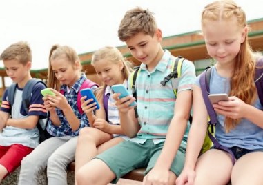 Българчетата са трети по зависимост от социалните мрежи