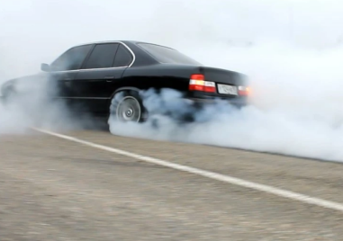 БМВ дрифтира пред патрулка в Пловдив, шофьорът отнесе глоба и остана без книжка