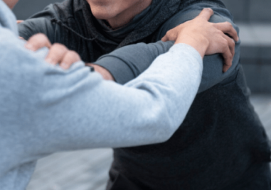 Пияни мъже се сбиха, двама се озоваха в ареста, останалите - в болница