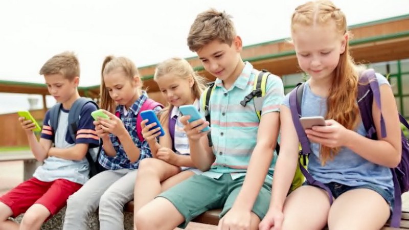 Българчетата са трети по зависимост от социалните мрежи