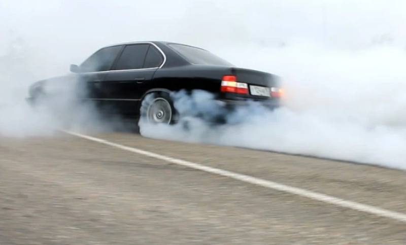 БМВ дрифтира пред патрулка в Пловдив, шофьорът отнесе глоба и остана без книжка