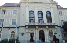 Жена осъди Общината, след като стърчащ пътен знак счупи крака й