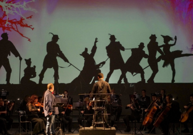 Спектакъл на сенките разказва симфоничната приказка “Петя и вълкът“ в Пловдив