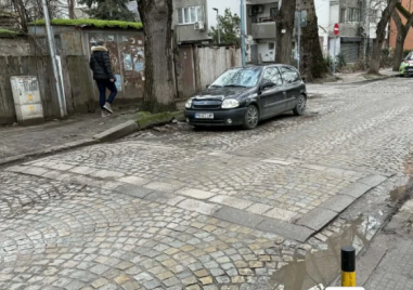 Улица в Кършияка остана без „зебри“ край училище и детска градина