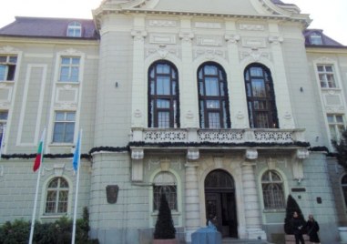 Жена осъди Общината, след като стърчащ пътен знак счупи крака й