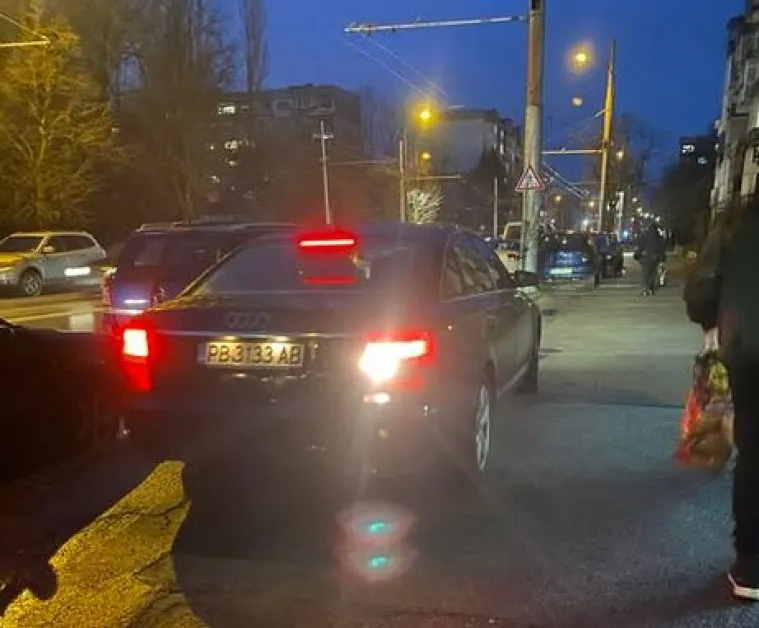 Пловдивска кола тръгна между пешеходци по тротоар в София