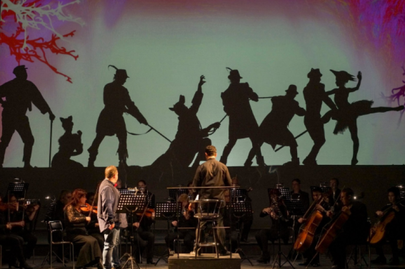 Спектакъл на сенките разказва симфоничната приказка “Петя и вълкът“ в Пловдив