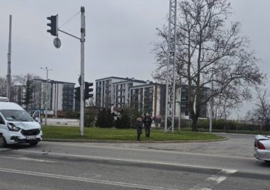 Бус и кола се удариха на Цариградско шосе, щетите са големи