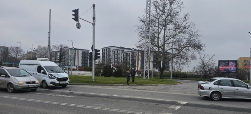 Бус и кола се удариха на Цариградско шосе, щетите са големи