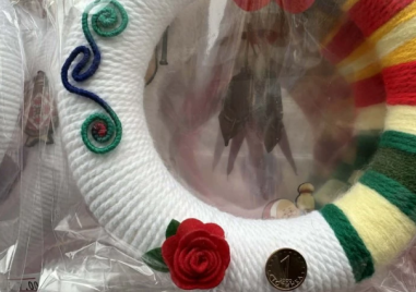 Мартеници със стотинка - хит в първата евро Баба Марта в Пловдив