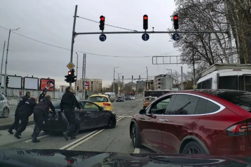 Жандармеристи се притекоха на помощ на закъсал шофьор в Пловдив