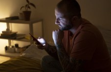 Екран, синя светлина и безсъние – как ни вреди телефонът вечер