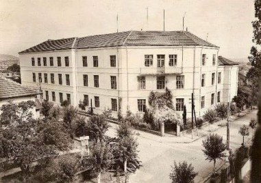 На този ден: Откриват първата езикова гимназия у нас