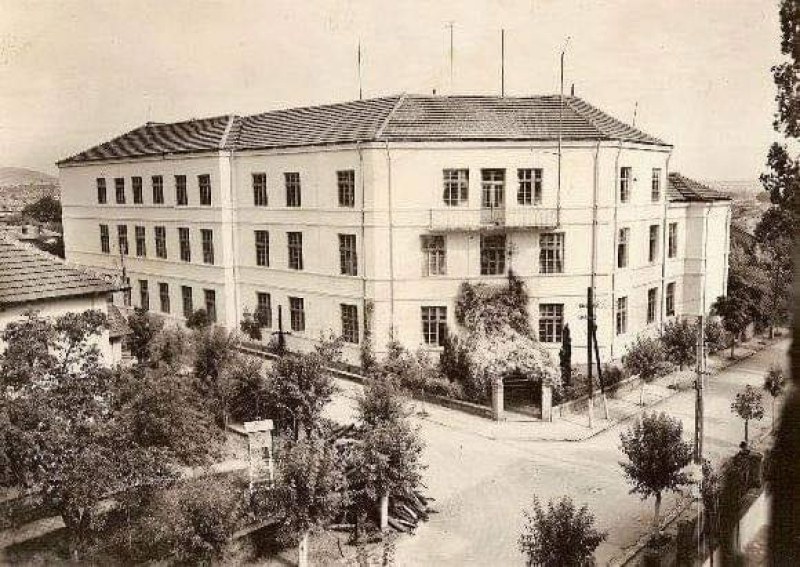 На този ден: Откриват първата езикова гимназия у нас