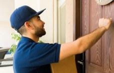 Пощальоните и куриерите празнуват днес