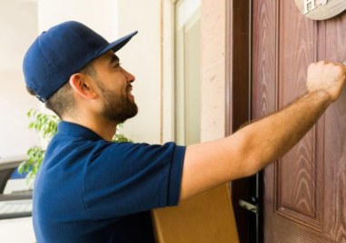 Пощальоните и куриерите празнуват днес