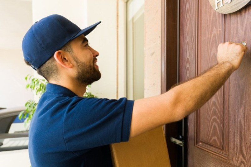 Пощальоните и куриерите празнуват днес